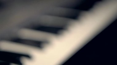 Sentezleyici Klavye. Parmaklar piyano tuşlarına yakın olsun. Erkeklerin elleri solo müzik ya da yeni bir melodi çalar. Sentezleyici çalan bir erkek müzisyenin elleri. Zaman Hızı Üst Görünümü İzole Çekim. Müziği. Okul