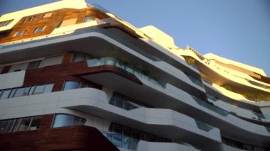 Milan, İtalya - 04 / 04 / 2020: Yeni ticari ve yerleşim alanındaki modern mimari ve kule. Milan Şehir Hayatı. Betondan, camdan ve ahşaptan yapılmış modern evler. Lombardiya. Gün batımı. 