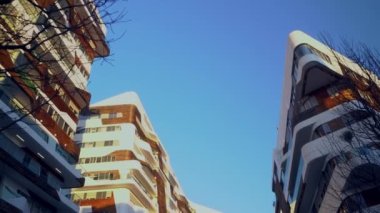Milan, İtalya - 04 / 04 / 2020: Yeni ticari ve yerleşim alanındaki modern mimari ve kule. Milan Şehir Hayatı. Betondan, camdan ve ahşaptan yapılmış modern evler. Lombardiya. Gün batımı. 