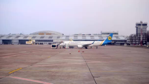 Kiev Ukraine 2020 International Airport Boryspil Aircraft Loading Unloading Passenger — Wideo stockowe