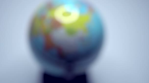 学校的全球 一个人在地球上旋转并指向它 地球的球状形状 行星的缩影 在教室里有灰尘颗粒的球体 — 图库视频影像