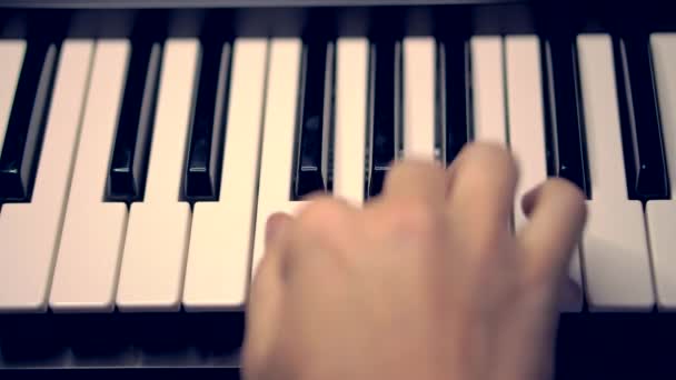 合成器键盘 手指靠在钢琴键上 男人的手弹奏独奏曲或新曲调 一个男歌手的手在演奏合成器时光倒流顶视图隔离射击 — 图库视频影像