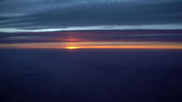 Volando Avión Salida Puesta Del Sol Desde Iluminador Avión Ala — Vídeos de Stock