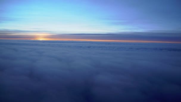 Flyger Ett Flygplan Soluppgång Eller Solnedgång Från Flygplansbelysning Flygvinge Flyger — Stockvideo