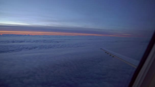 Volando Avión Salida Puesta Del Sol Desde Iluminador Avión Ala — Vídeo de stock