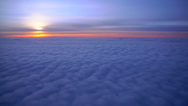 Vliegen Een Vliegtuig Zonsopkomst Zonsondergang Vanuit Een Vliegtuigverlichtingstoestel Een Vleugel — Stockvideo