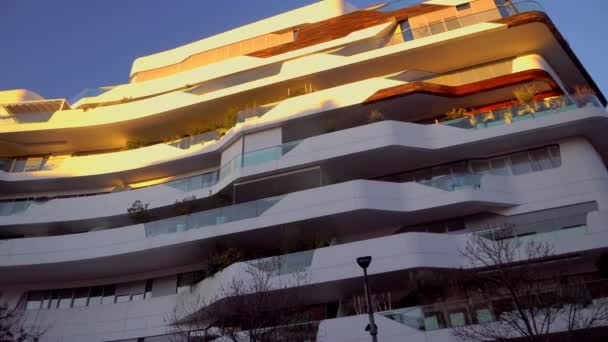 意大利米兰 2020年4月4日 新的商业和住宅区的现代建筑和塔楼 米兰市生活 现代房屋由混凝土 玻璃和木头制成 伦巴第日落时分 — 图库视频影像