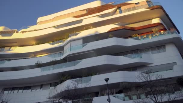 意大利米兰 2020年4月5日 新的商业和住宅区的现代建筑和塔楼 米兰市生活 现代房屋由混凝土 玻璃和木头制成 伦巴第日落时分 — 图库视频影像