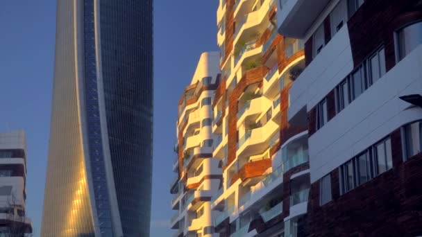 意大利米兰 2020年4月4日 新的商业和住宅区的现代建筑和塔楼 米兰市生活 现代房屋由混凝土 玻璃和木头制成 伦巴第日落时分 — 图库视频影像