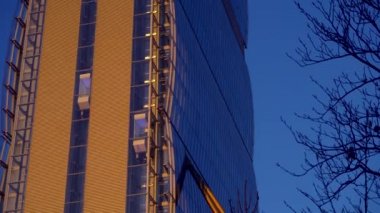 MILAN, İtalya, 8 Mart 2020, modern kule asansörü. Milan City Life 'ın ticari ve yerleşim alanındaki modern mimari ve kule. Betondan yapılmış modern evler, camdan. Lombardiya. Gün batımı.