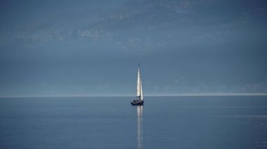 Como Gölü, İtalya. Gün batımında bir yelkenliyle seyahat etmek. Sinema panoraması. Yeşil dağların arka planında sevgilileriyle birlikte lüks bir yat gezisi. Romantik bir gezi. Beyaz yelken