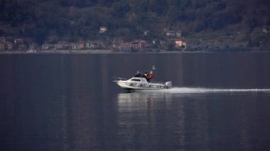 Como Gölü, İtalya. Balıkçılar gölde bir kayıkla yelken açarlar. Avrupa 'nın en büyük gölü. Yerel bir İtalyan restoranı için tatlı su gölünden taze balık. Doğa. Akşam vakti. Sakin su