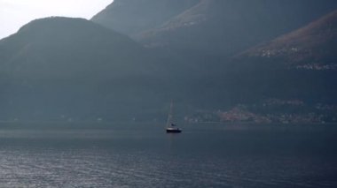 Como Gölü, İtalya. Balıkçılar gölde bir kayıkla yelken açarlar. Avrupa 'nın en büyük gölü. Yerel bir İtalyan restoranı için tatlı su gölünden taze balık. Doğa. Akşam vakti. Sakin su