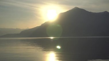 Como Bellano Gölü, İtalya. İtalya 'da Como Gölü' nde gün batımı. Bellano 'dan görüntü. Dağlarla çevrili bir manzara. Doğa. Alplerde romantik bir günbatımının sinematik görüntüsü. Güneşi. Rahatlama ve meditasyon