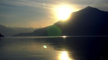 Como Bellano Gölü, İtalya. İtalya 'da Como Gölü' nde gün batımı. Bellano 'dan görüntü. Dağlarla çevrili bir manzara. Doğa. Alplerde romantik bir günbatımının sinematik görüntüsü. Güneşi. Rahatlama ve meditasyon