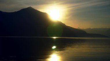 Como Bellano Gölü, İtalya. İtalya 'da Como Gölü' nde gün batımı. Bellano 'dan görüntü. Dağlarla çevrili bir manzara. Doğa. Alplerde romantik bir günbatımının sinematik görüntüsü. Güneşi. Rahatlama ve meditasyon