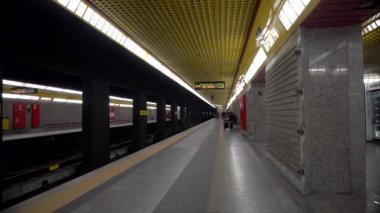 Milan İtalya, 11 Mart 2020: Metro, şehirde. Bir metro treni istasyona varır. Moda şehrinde nakliye. Bütçeli Fn İstasyonu. 