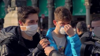Milan İtalya 5 Mart 2020: koruyucu maskeli insanlar. İtalya 'daki Çin viral koronası Covid 19 paniği. Duomo Meydanı 'ndaki ve şehir sokaklarındaki insanlar. Milano 'da karantina. Salgın hastalık. Panik Mfw.