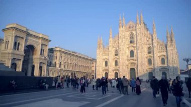 Milan İtalya: Milano Katedrali veya Milano Duomo di Milano Katedrali ve galerinin önündeki sokak lambaları Piazza del Duomo 'daki Victor Emmanuel II' ye aittir.. 