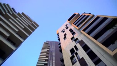 Milan 'ın yeni iş merkezi Porta Nova Varezine' de modern mimari. Ofis binaları. İnsansız hava aracıyla ateş etmek. Beton ve camdan yapılmış modern evler. Lombardiya