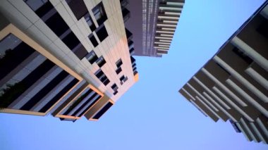 Milan 'ın yeni iş merkezi Porta Nova Varezine' de modern mimari. Ofis binaları. İnsansız hava aracıyla ateş etmek. Beton ve camdan yapılmış modern evler. Lombardiya