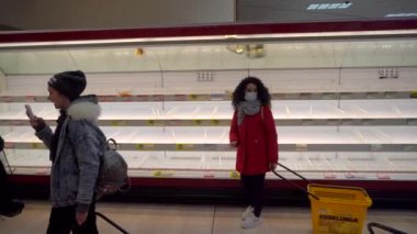 Milan İtalya 29 Şubat 2020: Marketlerde boş raflar. İtalya 'daki Çin Covid19 virüs koronası paniği. İnsanlar bütün eti ve makarnayı satın aldı. Milano 'da karantina. Salgın hastalık. Panik