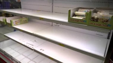 Milan İtalya 29 Şubat 2020: Marketlerde boş raflar. İtalya 'daki Çin Covid19 virüs koronası paniği. İnsanlar bütün eti ve makarnayı satın aldı. Milano 'da karantina. Salgın hastalık. Panik