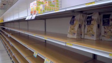 Milan İtalya 29 Şubat 2020: Marketlerde boş raflar. İtalya 'daki Çin Covid19 virüs koronası paniği. İnsanlar bütün eti ve makarnayı satın aldı. Milano 'da karantina. Salgın hastalık. Panik
