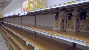 Milan İtalya 29 Şubat 2020: Marketlerde boş raflar. İtalya 'daki Çin Covid19 virüs koronası paniği. İnsanlar bütün eti ve makarnayı satın aldı. Milano 'da karantina. Salgın hastalık. Panik