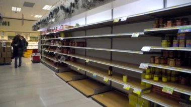 Milan İtalya 29 Şubat 2020: Marketlerde boş raflar. İtalya 'daki Çin Covid19 virüs koronası paniği. İnsanlar bütün eti ve makarnayı satın aldı. Milano 'da karantina. Salgın hastalık. Panik
