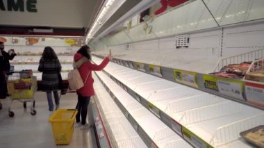 Milan İtalya 29 Şubat 2020: Marketlerde boş raflar. İtalya 'daki Çin Covid19 virüs koronası paniği. İnsanlar bütün eti ve makarnayı satın aldı. Milano 'da karantina. Salgın hastalık. Panik