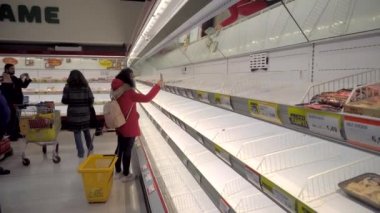 Milan İtalya 29 Şubat 2020: Marketlerde boş raflar. İtalya 'daki Çin Covid19 virüs koronası paniği. İnsanlar bütün eti ve makarnayı satın aldı. Milano 'da karantina. Salgın hastalık. Panik