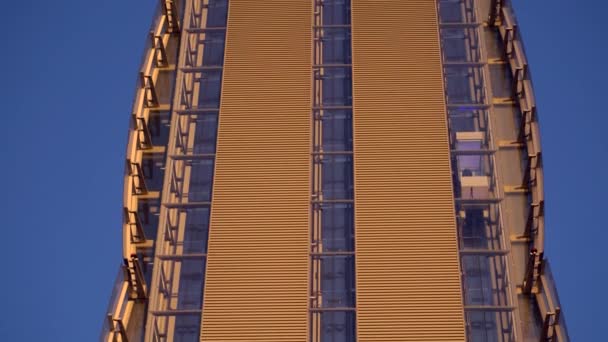 意大利 2020年3月8日 现代塔式电梯 米兰城市生活商业区和住宅区的现代建筑和塔楼 现代房屋由混凝土 玻璃制成 伦巴第日落时分 — 图库视频影像