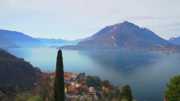 コモ湖イタリア 海岸沿いの湖と小さな町の美しい景色 ボートやモーターボートが水上に浮かぶ 冬には美しい山の高山の風景の水に反射します — ストック動画