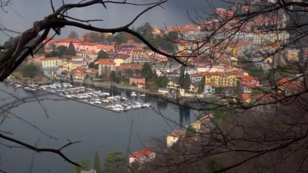이탈리아 해변을 아름다운 호수와 읍들을 수있다 보트나 보트는 있습니다 겨울에는 — 비디오