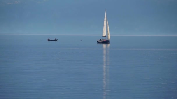Озеро Комо Италии Путешествие Парусной Лодке Закате Кинопанорама Роскошная Парусная — стоковое видео