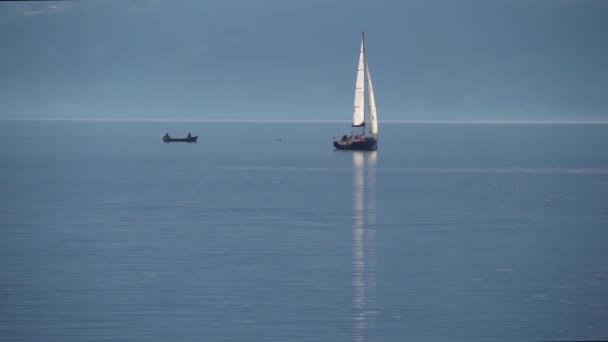 Озеро Комо Италии Путешествие Парусной Лодке Закате Кинопанорама Роскошная Парусная — стоковое видео