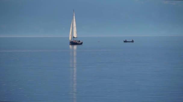 Озеро Комо Италии Рыбаки Плывут Моторной Лодке Озеру Самое Большое — стоковое видео