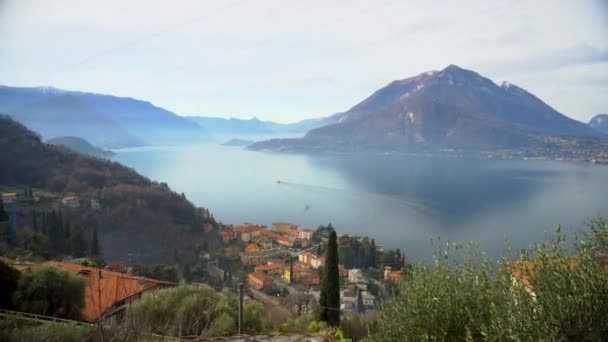 이탈리아 해변을 아름다운 호수와 읍들을 수있다 보트나 보트는 있습니다 겨울에는 — 비디오