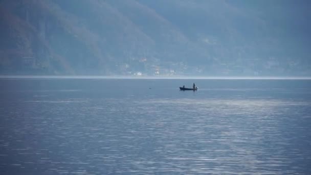 Озеро Комо Італії Рибалки Пливуть Моторному Човні Озері Найбільше Озеро — стокове відео
