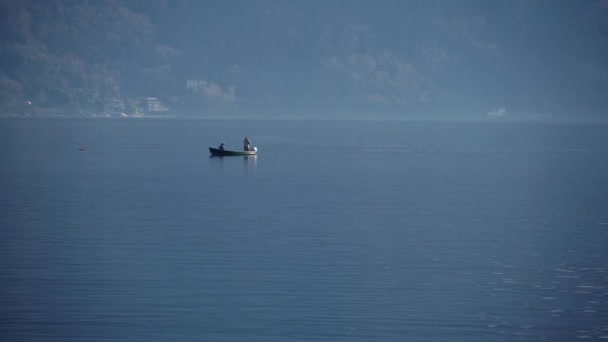 Λίμνη Κόμο Στην Ιταλία Ψαράδες Πλέουν Μια Βάρκα Στη Λίμνη — Αρχείο Βίντεο