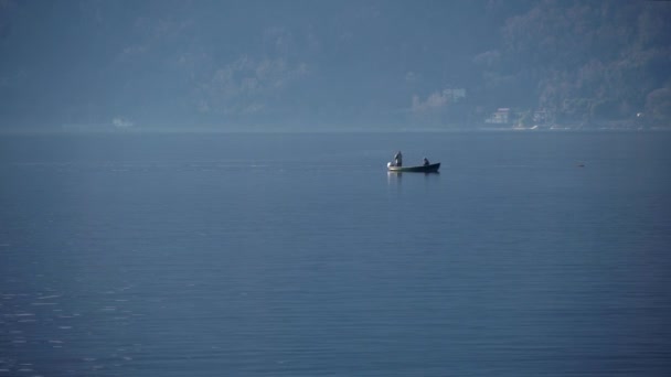Comosjön Italien Fiskare Seglar Motorbåt Sjön Europas Största Sjö Färskfångst — Stockvideo
