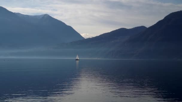 Comosjön Italien Reser Segelbåt Vid Solnedgången Filmpanorama Lyx Segling Yacht — Stockvideo