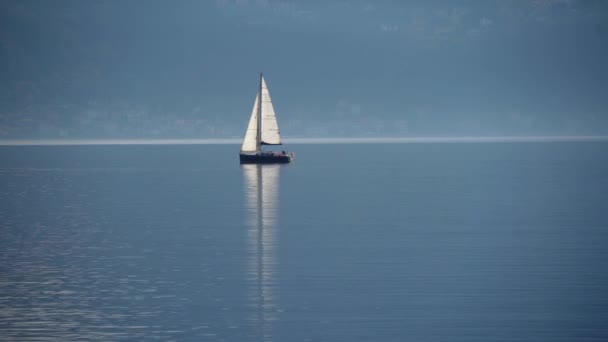 Comomeer Italië Reizen Een Zeilboot Bij Zonsondergang Een Filmisch Panorama — Stockvideo