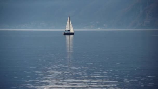 Lago Como Italia Viaggiare Una Barca Vela Tramonto Panorama Cinematografico — Video Stock