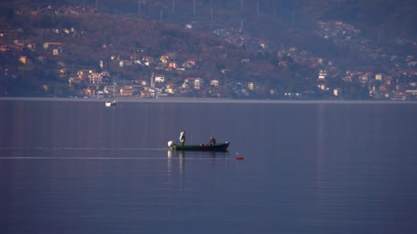Lago Como Italia Los Pescadores Navegan Barco Motor Lago Lago — Vídeo de stock