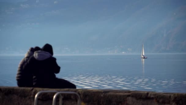 Jezero Como Itálii Cestování Plachetnici Při Západu Slunce Filmové Panorama — Stock video