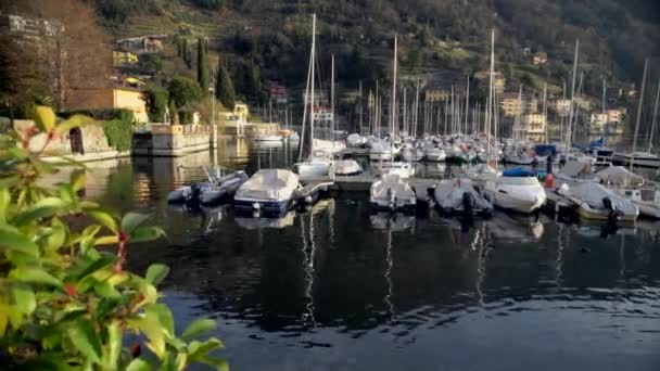 Segling Yacht Förtöjd Utanför Kusten Vid Comosjön Italien Innan Solnedgången — Stockvideo