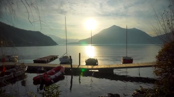Yate Vela Amarrado Frente Costa Lago Como Italia Antes Puesta — Vídeo de stock