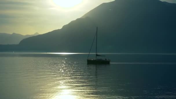 Sailing Yacht Moored Coast Lake Como Italy Sunset Mountain Horizon — Stock Video